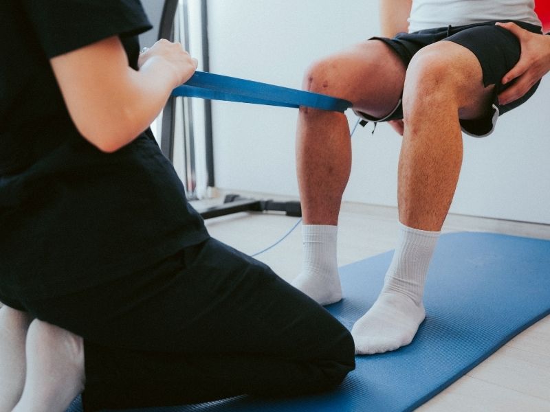 dizde-sivi-toplanmasi-icin-egzersiz-ve-fizik-tedavi-yaklasimi