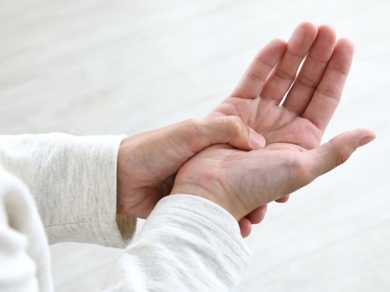 gece-uyusmasi-ve-el-titremesi-karpal-tunel-belirtisi-mi